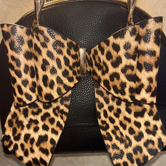 Leopard Bow Black Handbag with Shoulder Strap - Picture 4 of 7